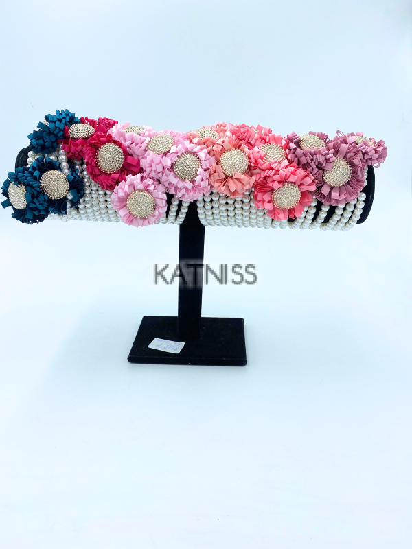 Гривни с цвете и перли в различни цветове / Bracelets With Flower And Pearls In Different Colours