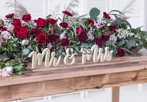 Дървен инициал "Mr & Mrs" - златист - 50x10 см / Wooden Words "Mr & Mrs" - Gold - 50x10 cm