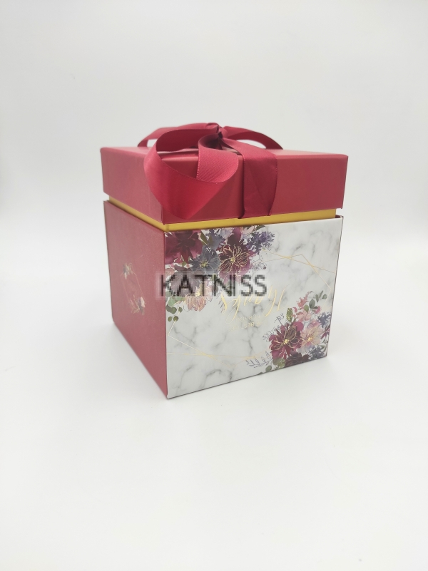 Квадратна подаръчна кутия с панделка / Square present box with ribbon