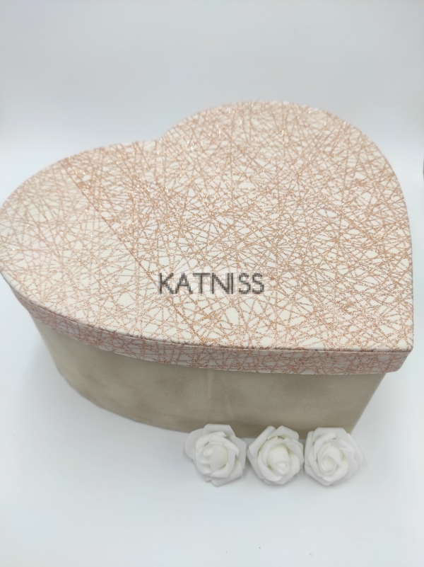 Бежова подаръчна кутия под формата на сърце - 32 см / Beige heart present box - 32 cm