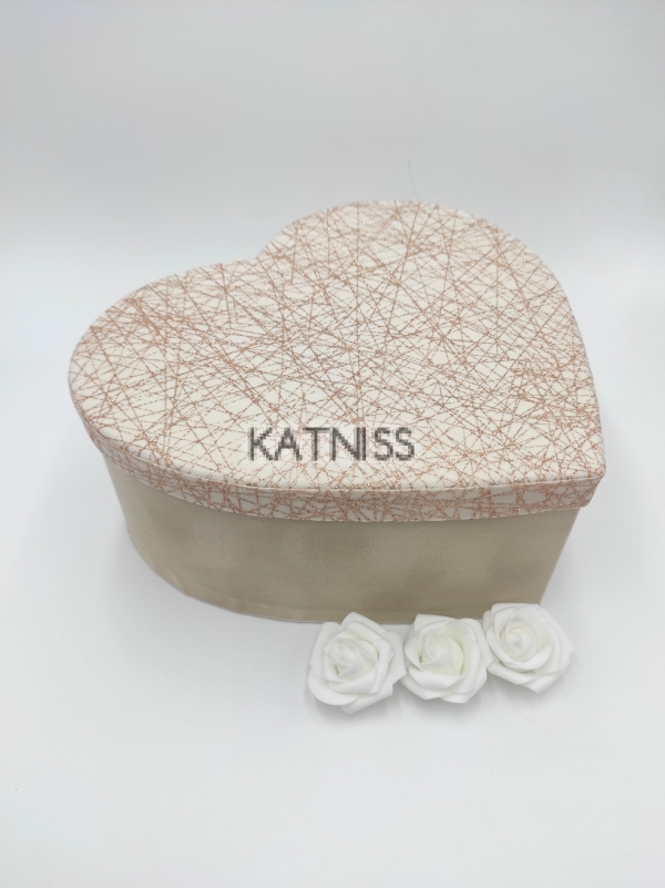 Бежова подаръчна кутия под формата на сърце - 28 см / Beige heart present box - 28 cm