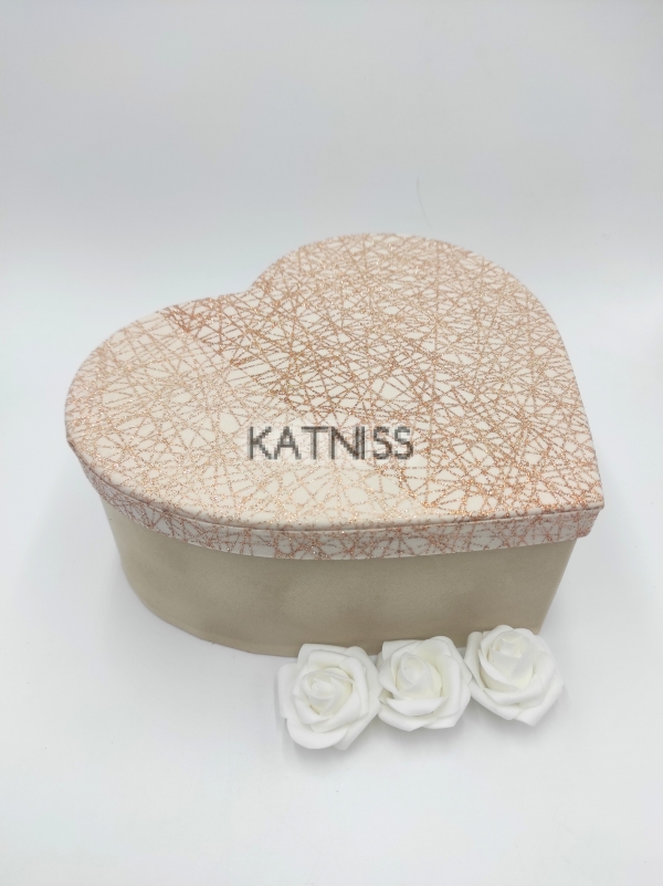 Бежова подаръчна кутия под формата на сърце - 25 см / Beige heart present box - 25 cm