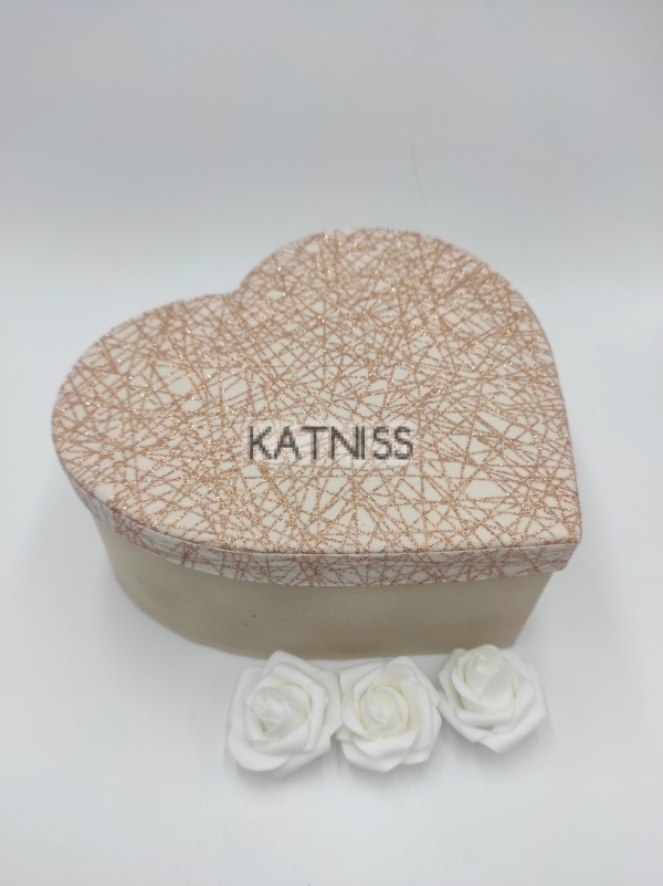 Бежова подаръчна кутия под формата на сърце - 22 см / Beige heart present box - 22 cm