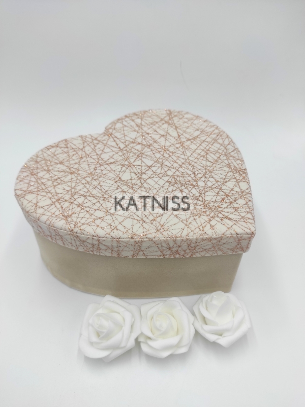 Бежова подаръчна кутия под формата на сърце - 20 см / Beige heart present box - 20 cm