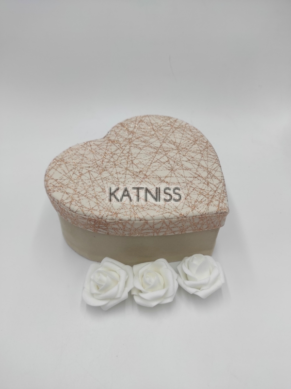 Подаръчна кутия под формата на сърце - 18 см / Beige heart present box - 18 cm