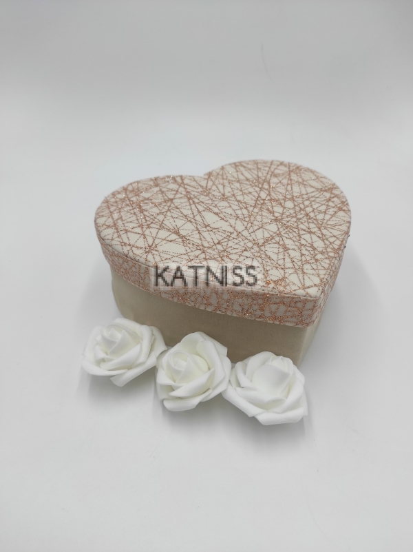 Подаръчна кутия под формата на сърце - 16 см / Beige heart present box - 16 cm