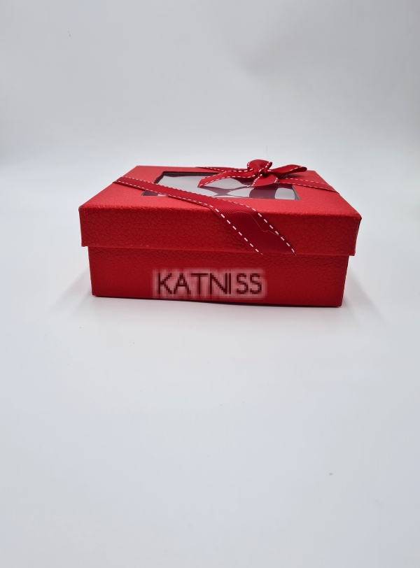 Квадратна червена кутия с панделка и прозорец - 16.5 см / Square red box with ribbon and window - 16.5 cm