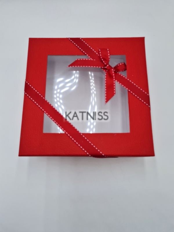  Квадратна червена кутия с панделка и прозорец - 22.5 см / Square red box with ribbon and window - 22.5 cm