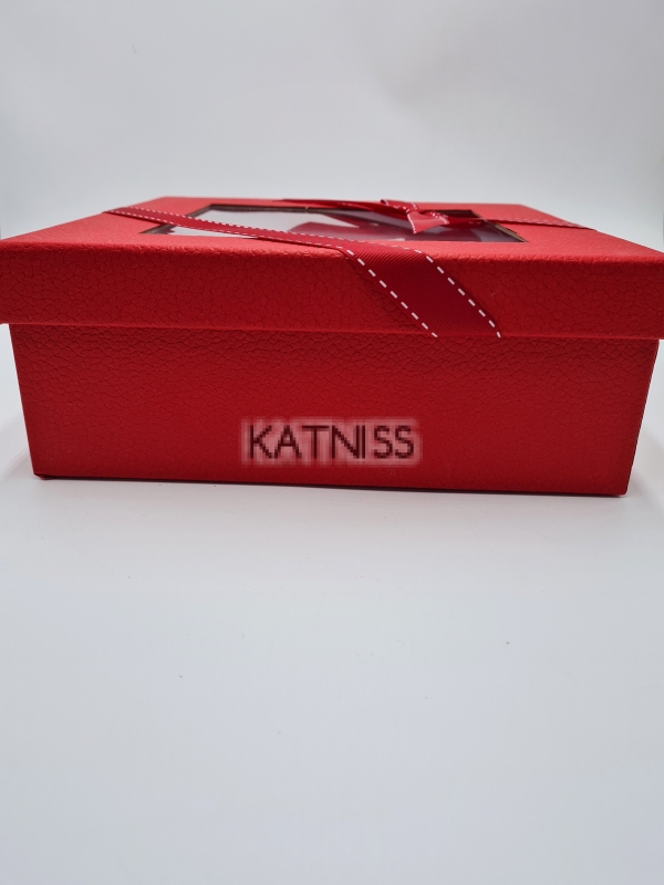  Квадратна червена кутия с панделка и прозорец - 22.5 см / Square red box with ribbon and window - 22.5 cm