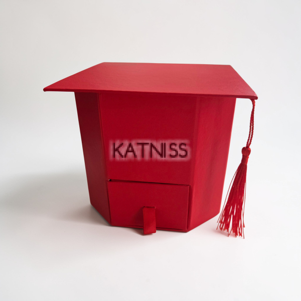 Подаръчна кутия „Абитуриентска шапка“ – червена