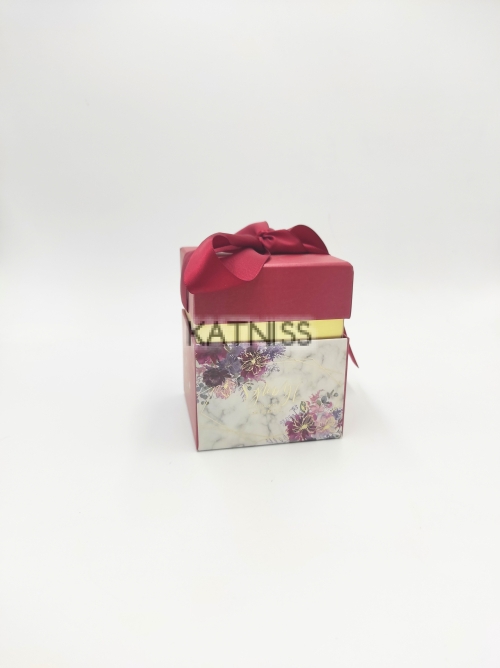 Квадратна подаръчна кутия с панделка / Square present box with ribbon