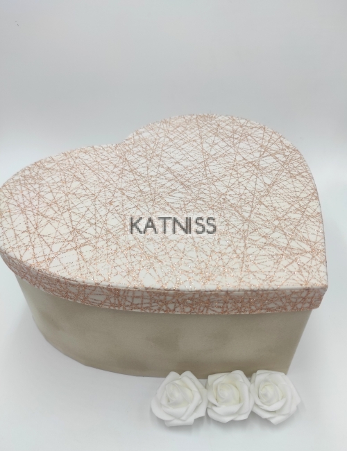 Бежова подаръчна кутия под формата на сърце - 31 см / Beige heart present box - 31 cm