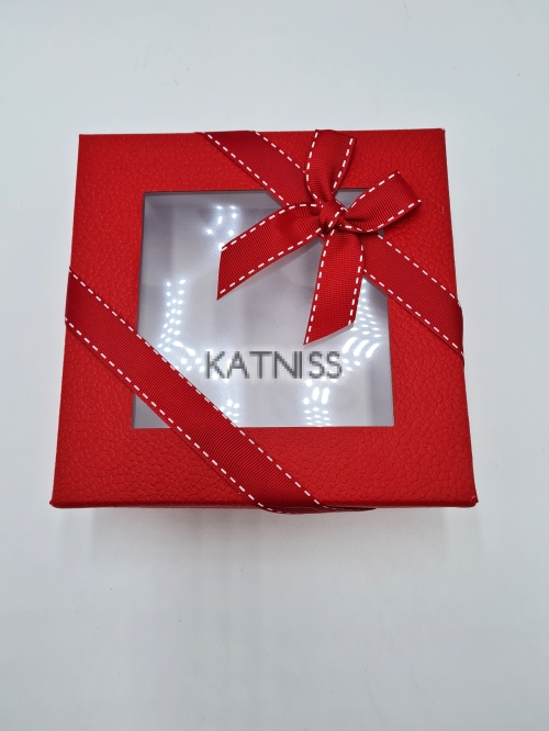 Квадратна червена кутия с панделка и прозорец - 16.5 см / Square red box with ribbon and window - 16.5 cm