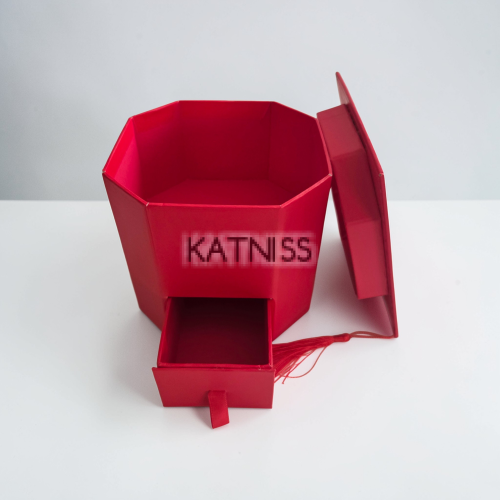 Подаръчна кутия „Абитуриентска шапка“ – червена